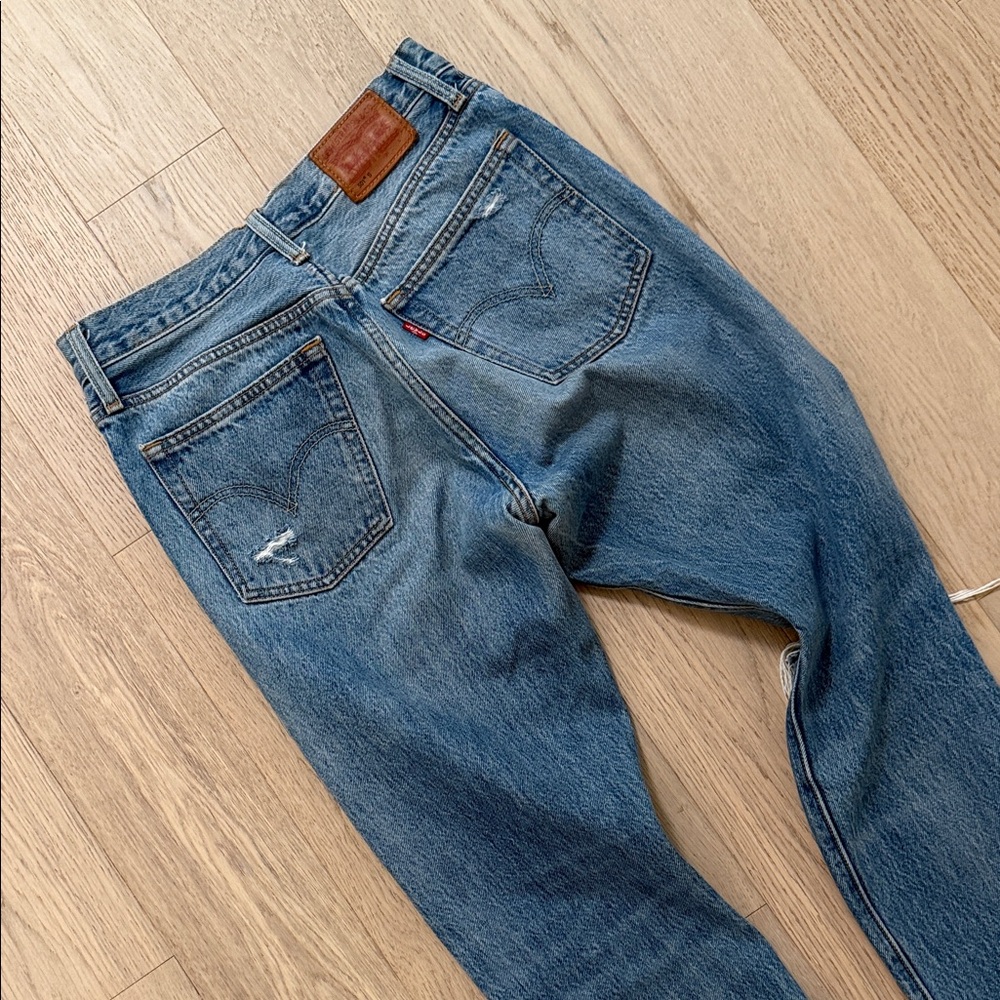 Distressed Levi’s Blue Women's Jeans - Picture 2 of 3